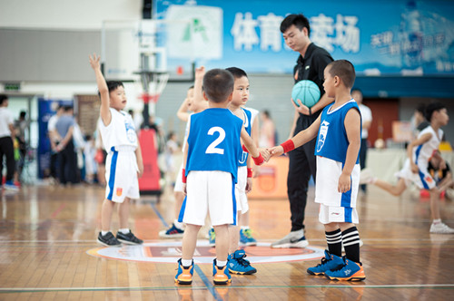 小孩篮球训练的10个基本动作 (小孩篮球训练视频)