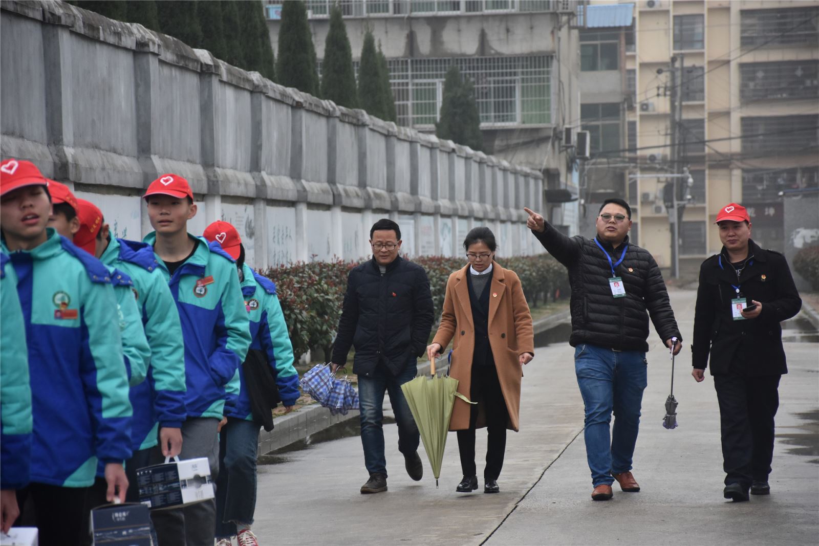 百树教育南昌市麻丘高级中学学生志愿者们用行动传递爱与正能